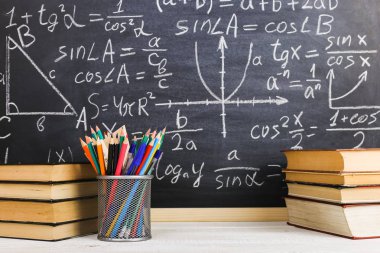 Sınıf tebeşir kurulu yazılı formüllerle arka plan kitapları ile okul Danışma. Soncept öğretmenin gün.