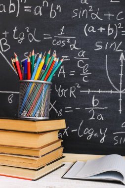 Sınıf tebeşir kurulu yazılı formüllerle arka plan kitapları ile okul Danışma. Soncept öğretmenin gün.