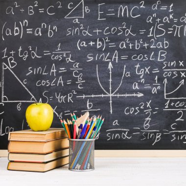 Sınıf tebeşir kurulu yazılı formüllerle arka plan kitapları ile okul Danışma. Soncept öğretmenin gün.