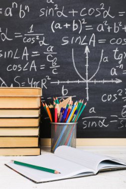 Sınıf tebeşir kurulu yazılı formüllerle arka plan kitapları ile okul Danışma. Soncept öğretmenin gün.