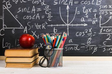 Sınıf tebeşir kurulu yazılı formüllerle arka plan kitapları ile okul Danışma. Soncept öğretmenin gün.