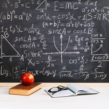 Sınıf tebeşir kurulu yazılı formüllerle arka plan kitapları ile okul Danışma. Soncept öğretmenin gün.