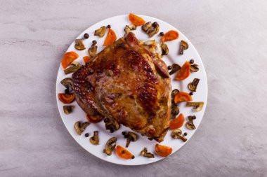 Baharat beyaz tabakta t ile fırında pişmiş uyluk Türkiye