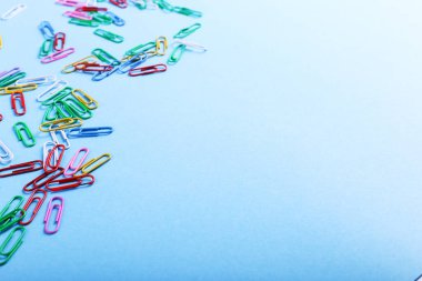 Bir mavi arka plan, desen, kopya alanı çok renkli ataç.