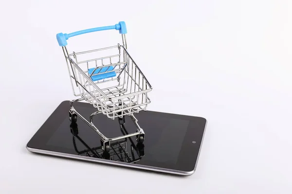 Wózek na zakupy stoi na smartfonie. Koncepcja sprzedaży online. — Zdjęcie stockowe