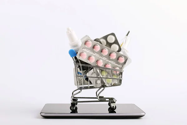 Καλάθι αγορών με φάρμακα και χάπια είναι στο smartphone. Έννοια των διαδικτυακών πωλήσεων. — Φωτογραφία Αρχείου