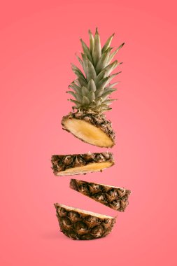 Ananas dilimlenmiş, havada levitates. Bir liveng mercan arka planda yaz ruh kavramı.