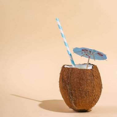 Hindistan cevizi bir kabuk bir şemsiye ve saman ile Kupası'nda kokteyl. T