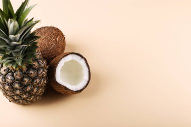 Hindistan cevizi ve renkli bir arka plan üzerinde ananas. Yaz ruh hali, kopya alanı.