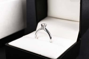 Beyaz altın elmas nişan yüzüğü, platin beyaz arka planda kutulu. Düğün, Sevgililer günü için bir hediye olarak teklif.