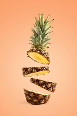 Ananas dilimlenmiş, havada levitates. Kırmızı bir arka planda yaz ruh kavramı.