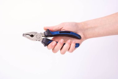 Bir kızın elinde penler var. Sert çalışma sembolü, feminizm ve işgücü günü. Beyaz arka planda izole et.