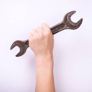 Bir kızın elinde bir anahtar. Sert çalışma sembolü, feminizm ve işgücü günü. Beyaz arka planda izole et.