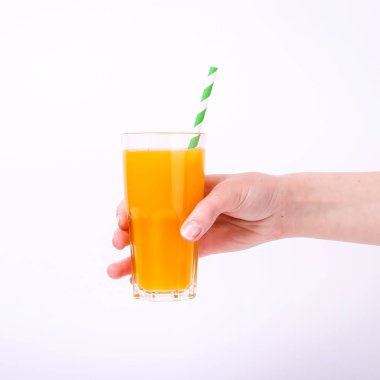 Portakal suyu ile bir bardak ve kızların elinde bir saman. Beyaz arka planda izole et.