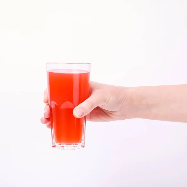Стакан с красным грейпфрутовым соком и соломинкой в руке в девушку. Изолировать на белом фоне . — стоковое фото
