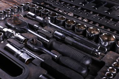 Kutuda bir dizi araç, düzenlenmiş çalışma alanı.