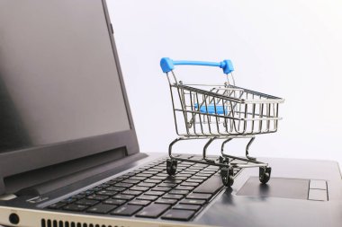 Alışveriş sepeti dizüstü bilgisayar üzerinde. Online satış konsepti.