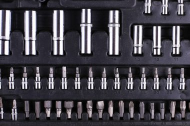 Kutuda bir dizi araç, düzenlenmiş çalışma alanı.