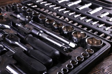 Kutuda bir dizi araç, düzenlenmiş çalışma alanı.