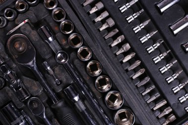 Kutuda bir dizi araç, düzenlenmiş çalışma alanı.