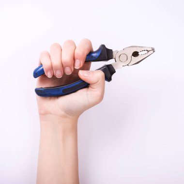 Bir kızın elinde penler var. Sert çalışma sembolü, feminizm ve işgücü günü. Beyaz arka planda izole et.