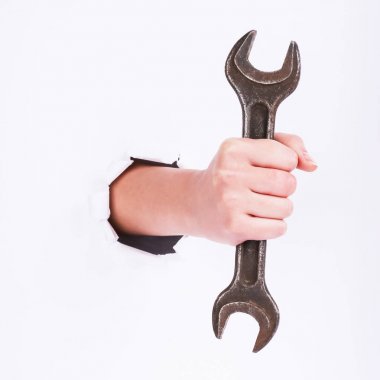 Bir kızın elinde bir anahtar. Sert çalışma sembolü, feminizm ve işgücü günü. Beyaz arka planda izole et.