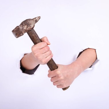 Bir kızın elinde çekiç var. Sert çalışma sembolü, feminizm ve işgücü günü. Beyaz arka planda izole et.