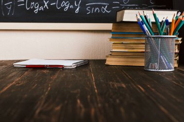 Sınıf içinde okul sırası, yazılı formüller ile tebeşir tahtası arka plan üzerinde kitaplar ile. Soncept Öğretmenler Günü. Spase kopyala.