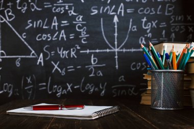 Sınıf tebeşir kurulu yazılı formüllerle arka plan kitapları ile okul Danışma. Soncept öğretmenin gün.