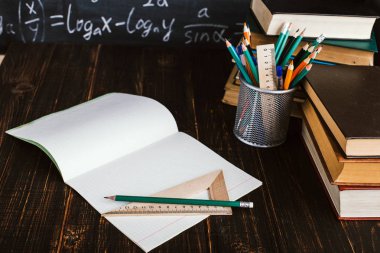 Sınıf tebeşir kurulu yazılı formüllerle arka plan kitapları ile okul Danışma. Soncept öğretmenin gün.