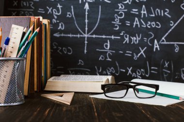 Tebeşir domuzu arka plan kitapları ile sınıfta Okul sırası,