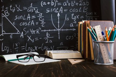 Tebeşir domuzu arka plan kitapları ile sınıfta Okul sırası,