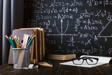 Tebeşir domuzu arka plan kitapları ile sınıfta Okul sırası,