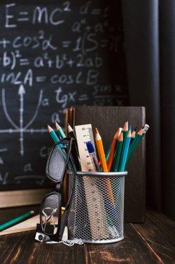 Sınıf tebeşir kurulu yazılı formüllerle arka plan kitapları ile okul Danışma. Soncept öğretmenin gün.