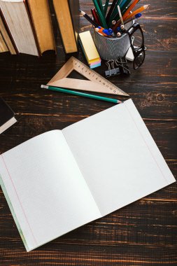 Sınıf içinde okul sırası, yazılı formüller ile tebeşir tahtası arka plan üzerinde kitaplar ile. Soncept Öğretmenler Günü. Spase kopyala.