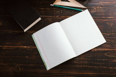Sınıf içinde okul sırası, yazılı formüller ile tebeşir tahtası arka plan üzerinde kitaplar ile. Soncept Öğretmenler Günü. Spase kopyala.