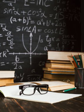 Tebeşir domuzu arka plan kitapları ile sınıfta Okul sırası,