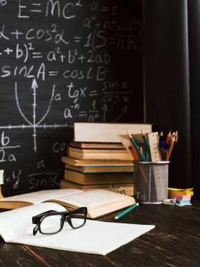 Tebeşir domuzu arka plan kitapları ile sınıfta Okul sırası,