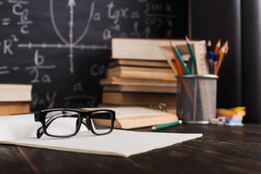 Tebeşir domuzu arka plan kitapları ile sınıfta Okul sırası,