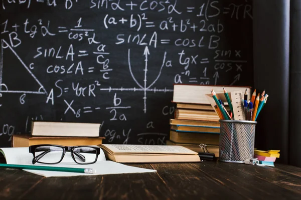 Mesa da escola em sala de aula, com livros sobre fundo de javali de giz — Fotografia de Stock