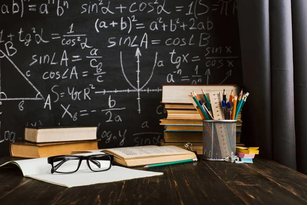 Mesa da escola em sala de aula, com livros sobre fundo de javali de giz — Fotografia de Stock