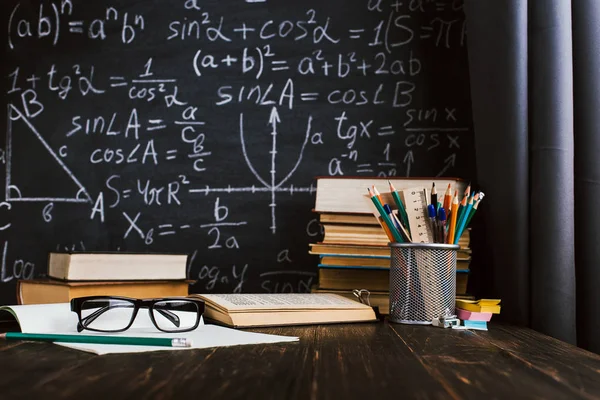 Tebeşir domuzu arka plan kitapları ile sınıfta Okul sırası,