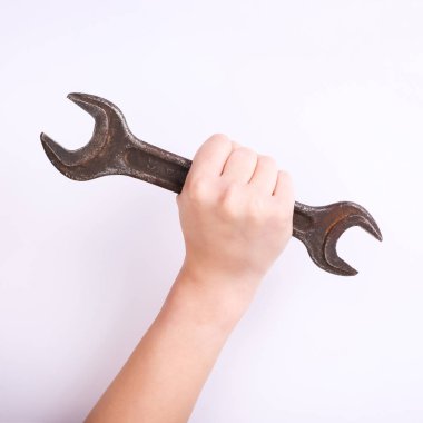 Bir kızın elinde bir anahtar. Sert çalışma sembolü, feminizm ve işgücü günü. Beyaz arka planda izole et.