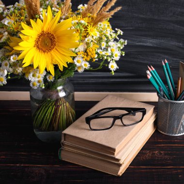 Öğretmenler günü geçmişi. Siyah tebeşir tahtası boş kopya alanı ve vazo da taze kır çiçekleri. Tatil kadınsı posteri. Bahar tebrik 8 mart simgesi.