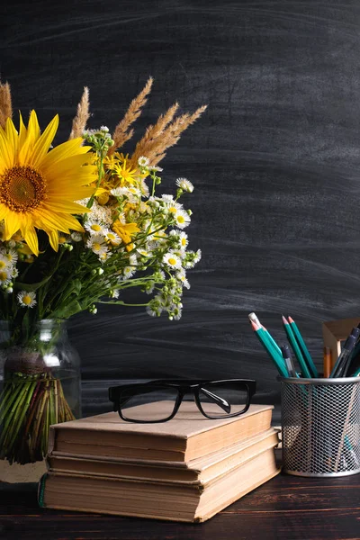 Antecedentes dos professores. Tábua de giz preta espaço de cópia vazio e flores silvestres frescas em vaso. Feriado cartaz feminino.Primavera saudação ícone 8 marcha . — Fotografia de Stock