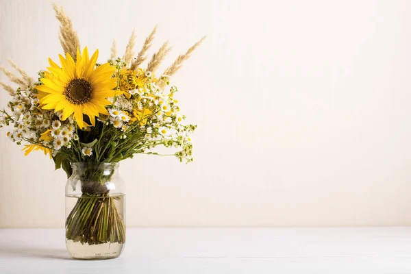 Полевые цветы в стеклянной вазе. Летний букет цветов на белом фоне — стоковое фото