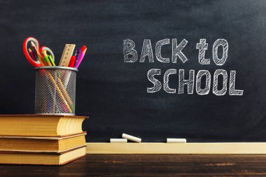 Öğretmenin masası ya da bir işçi, hangi yazı malzemeleri ve kitap yalan. Okul teması için metin veya arka plan için boş. Kopyalama alanı.