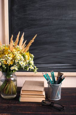 Öğretmenler günü geçmişi. Siyah tebeşir tahtası boş kopya alanı ve vazo da taze kır çiçekleri. Tatil kadınsı posteri. Bahar tebrik 8 mart simgesi.