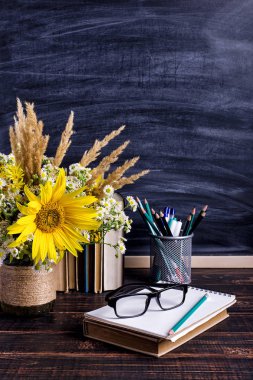 Öğretmen günü tatil tebrik simgesi. Eğitim bilgi kavramı. Ahşap tebeşir tahtası çerçeve ve vazo buketi masa boş kopyalama alanı.
