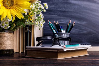 Öğretmen günü tatil tebrik simgesi. Eğitim bilgi kavramı. Ahşap tebeşir tahtası çerçeve ve vazo buketi masa boş kopyalama alanı.